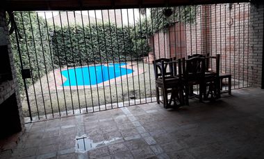 Casa Zona Cerro, Dino, APTO CREDITO BANCOR, 3 dormitorios, playroom y servicio, patio , Pileta