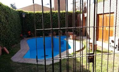 Casa Zona Cerro, Dino, APTO CREDITO BANCOR, 3 dormitorios, playroom y servicio, patio , Pileta