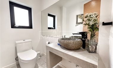 Casa en venta de 5 dorm. 5 baños 3 suite en Colina
