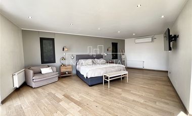 Casa en venta de 5 dorm. 5 baños 3 suite en Colina