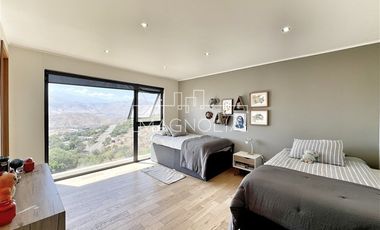 Casa en venta de 5 dorm. 5 baños 3 suite en Colina