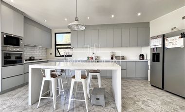 Casa en venta de 5 dorm. 5 baños 3 suite en Colina