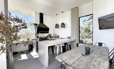 Casa en venta de 5 dorm. 5 baños 3 suite en Colina