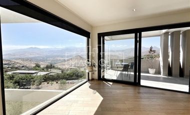 Casa en venta de 5 dorm. 5 baños 3 suite en Colina