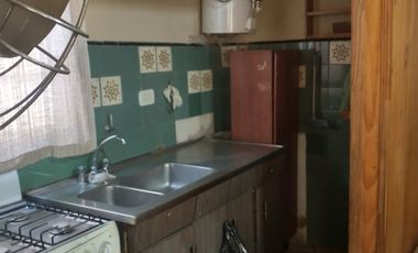 Casa 3 ambientes a refaccionar o lote ideal constructor