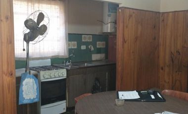 Casa 3 ambientes a refaccionar o lote ideal constructor