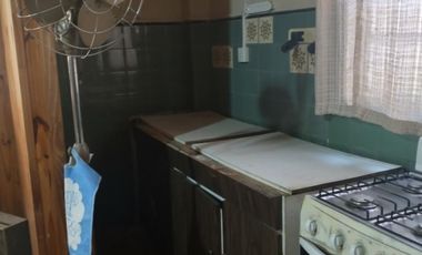 Casa 3 ambientes a refaccionar o lote ideal constructor