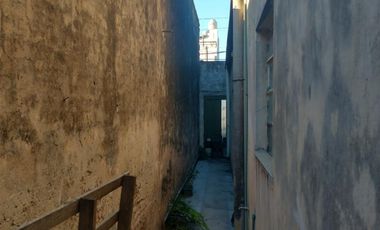 Casa 3 ambientes a refaccionar o lote ideal constructor