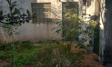 Casa 3 ambientes a refaccionar o lote ideal constructor