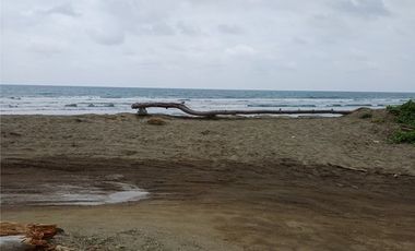Las Tunas: Se Vende Terreno para Construcción en Zona Rural, Cerca del Mar y Frente al río en Las Tunas