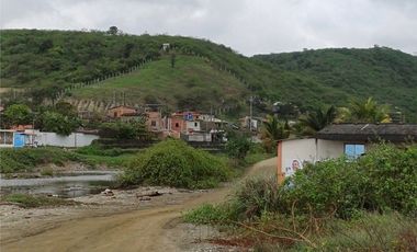 Las Tunas: Se Vende Terreno para Construcción en Zona Rural, Cerca del Mar y Frente al río en Las Tunas