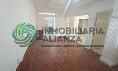 casa en arriendo en la castellana. Cod A17338