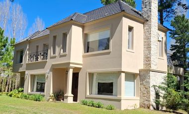 Venta de casa 9 ambientes en Pinamar en Terrazas al Golf