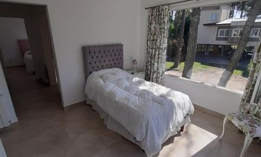 Venta de casa 9 ambientes en Pinamar en Terrazas al Golf