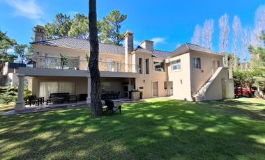 Venta de casa 9 ambientes en Pinamar en Terrazas al Golf