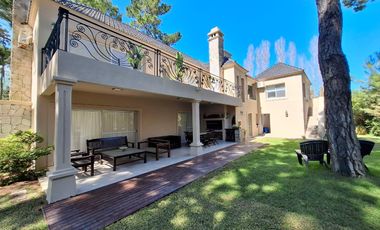 Venta de casa 9 ambientes en Pinamar en Terrazas al Golf