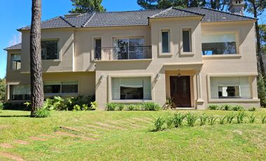 Venta de casa 9 ambientes en Pinamar en Terrazas al Golf