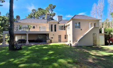 Venta de casa 9 ambientes en Pinamar en Terrazas al Golf