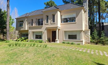 Venta de casa 9 ambientes en Pinamar en Terrazas al Golf