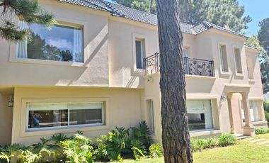 Venta de casa 9 ambientes en Pinamar en Terrazas al Golf