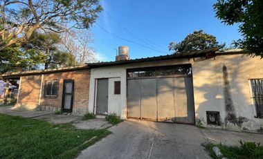 Casa con garaje, local y dpto, ubicado en Euskal Echea 107, Llavallol