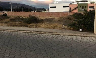 ¡Invierte donde la ciudad está creciendo! Terreno de venta en Riobamba.