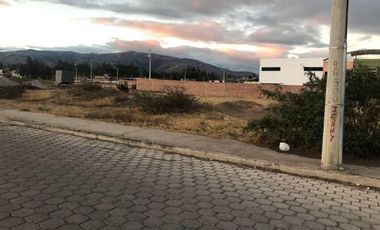 ¡Invierte donde la ciudad está creciendo! Terreno de venta en Riobamba.