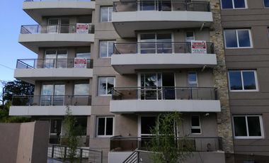 Edificio de categoría, Bv. Evita esquina Bernardino Rivadavia, Moreno, exclusivas unidades en alquiler de 2 ambientes, Primer piso.-