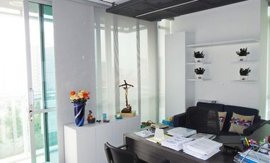 PR13627 SE VENDE OFICINA AMOBLADA EN SECTOR DE MANILA / EL POBLADO