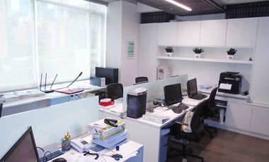 PR13627 SE VENDE OFICINA AMOBLADA EN SECTOR DE MANILA / EL POBLADO