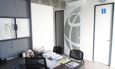 PR13627 SE VENDE OFICINA AMOBLADA EN SECTOR DE MANILA / EL POBLADO