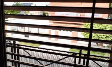 CASA 3 AMB. 2  BAÑOS, COCHERA Y JARDIN C/PARRILLA EN VENTA. LANUS O.EXCELENTE ESTADO. APTO CREDITO.