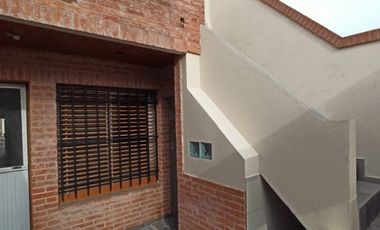 CASA 3 AMB. 2  BAÑOS, COCHERA Y JARDIN C/PARRILLA EN VENTA. LANUS O.EXCELENTE ESTADO. APTO CREDITO.