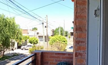 CASA 3 AMB. 2  BAÑOS, COCHERA Y JARDIN C/PARRILLA EN VENTA. LANUS O.EXCELENTE ESTADO. APTO CREDITO.