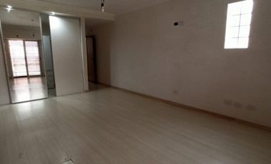 CASA 3 AMB. 2  BAÑOS, COCHERA Y JARDIN C/PARRILLA EN VENTA. LANUS O.EXCELENTE ESTADO. APTO CREDITO.