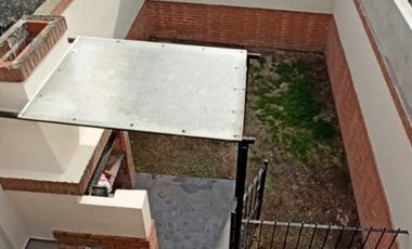 CASA 3 AMB. 2  BAÑOS, COCHERA Y JARDIN C/PARRILLA EN VENTA. LANUS O.EXCELENTE ESTADO. APTO CREDITO.
