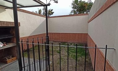 CASA 3 AMB. 2  BAÑOS, COCHERA Y JARDIN C/PARRILLA EN VENTA. LANUS O.EXCELENTE ESTADO. APTO CREDITO.