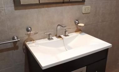 CASA 3 AMB. 2  BAÑOS, COCHERA Y JARDIN C/PARRILLA EN VENTA. LANUS O.EXCELENTE ESTADO. APTO CREDITO.