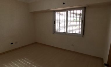 CASA 3 AMB. 2  BAÑOS, COCHERA Y JARDIN C/PARRILLA EN VENTA. LANUS O.EXCELENTE ESTADO. APTO CREDITO.