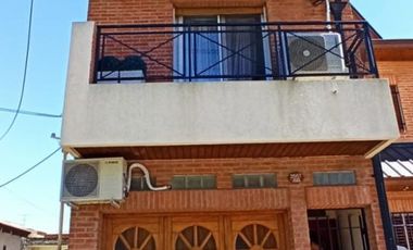 CASA 3 AMB. 2  BAÑOS, COCHERA Y JARDIN C/PARRILLA EN VENTA. LANUS O.EXCELENTE ESTADO. APTO CREDITO.