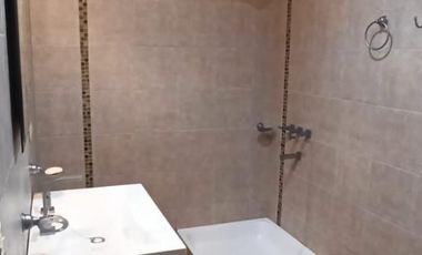 CASA 3 AMB. 2  BAÑOS, COCHERA Y JARDIN C/PARRILLA EN VENTA. LANUS O.EXCELENTE ESTADO. APTO CREDITO.