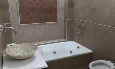 CASA 3 AMB. 2  BAÑOS, COCHERA Y JARDIN C/PARRILLA EN VENTA. LANUS O.EXCELENTE ESTADO. APTO CREDITO.