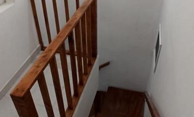 CASA 3 AMB. 2  BAÑOS, COCHERA Y JARDIN C/PARRILLA EN VENTA. LANUS O.EXCELENTE ESTADO. APTO CREDITO.