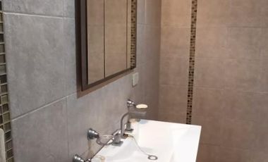 CASA 3 AMB. 2  BAÑOS, COCHERA Y JARDIN C/PARRILLA EN VENTA. LANUS O.EXCELENTE ESTADO. APTO CREDITO.