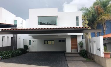 RENTA CASA EN FRACC PRIVADO LOMAS DE LAS AMERICAS MODERNA
