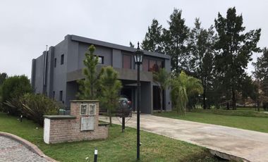 Importante propiedad en barrio privado El Lauquen - ALQUILER