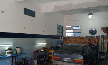 VENTA  de propiedad 2 galpones, casa al fondo, mas amplio departamento 4 ambientes con terraza en primer piso