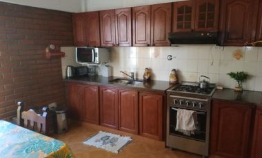 VENTA  de propiedad 2 galpones, casa al fondo, mas amplio departamento 4 ambientes con terraza en primer piso