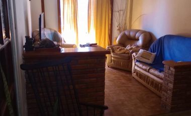 VENTA  de propiedad 2 galpones, casa al fondo, mas amplio departamento 4 ambientes con terraza en primer piso