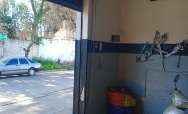 VENTA  de propiedad 2 galpones, casa al fondo, mas amplio departamento 4 ambientes con terraza en primer piso